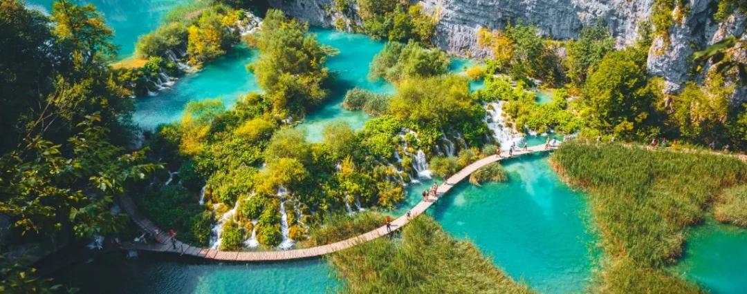 Plitvická jezera v srdci Chorvatska: Nejkrásnější přírodní div Balkánu