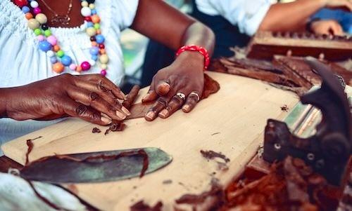 Doutníková dílna na Kubě s řemeslníky ručně vyrábějícími kubánské doutníky