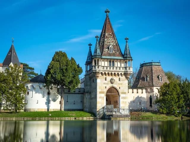 Zámek Laxenburg a podzemní jezero Seegrotte